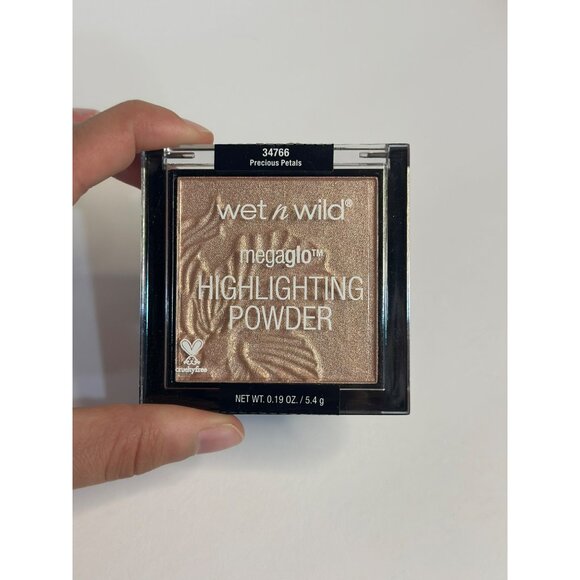 NEW Wet N Wild Megaglo Highlighting Powder Precious Petals 0.19 Oz - Picture 3 of 4